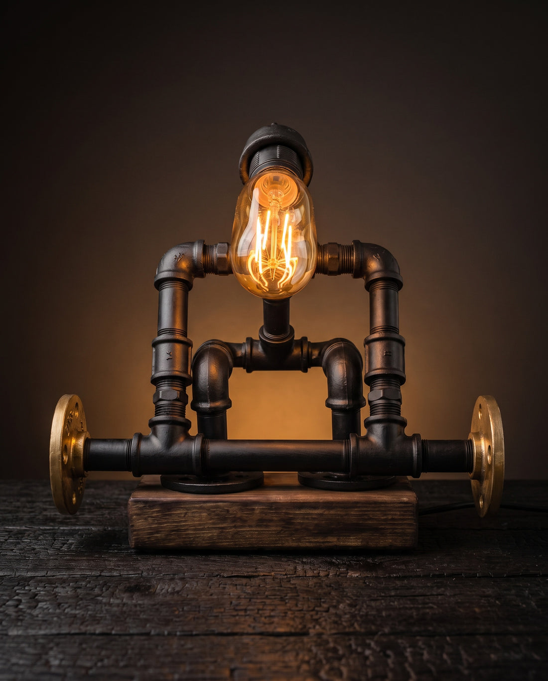 Der Kraftprotz Weightlifter Pipe Table Lamp by IronPunky