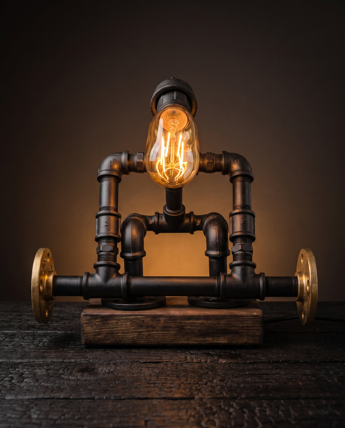 Der Kraftprotz Weightlifter Pipe Table Lamp by IronPunky