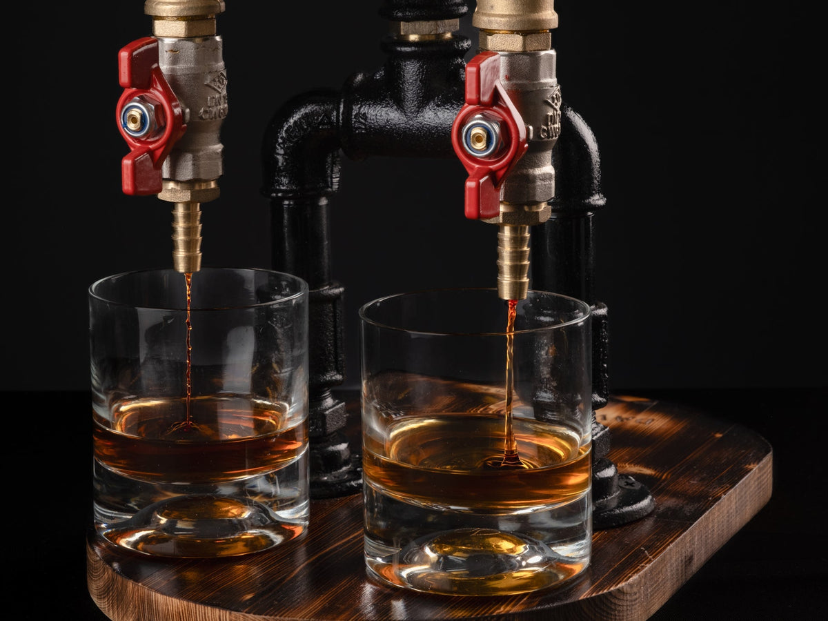 IronPunky RoboCop Spirituosenspender aus Messing und Kiefernholz mit zwei Zapfhähnen über Whiskeygläsern