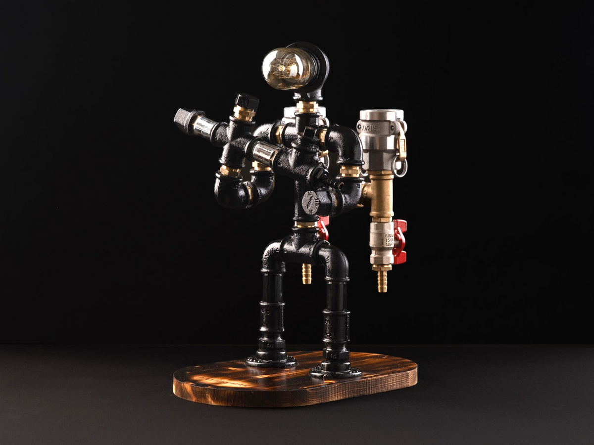 IronPunky RoboCop Spirituosenspender aus schwarzem Metall und Messing mit Edison-Lampe auf Kiefernholz-Basis