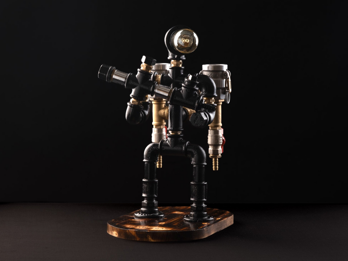 IronPunky RoboCop Spirituosenspender aus schwarzem Metall und Messing mit integrierter Edison-Lampe auf Kiefernholz