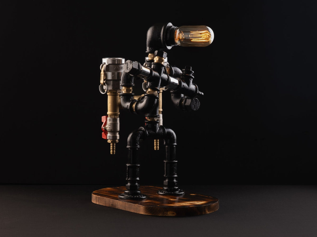 IronPunky RoboCop Spirituosenspender aus schwarzem Metall und Messing mit Edison-Lampe auf Kiefernholz-Basis