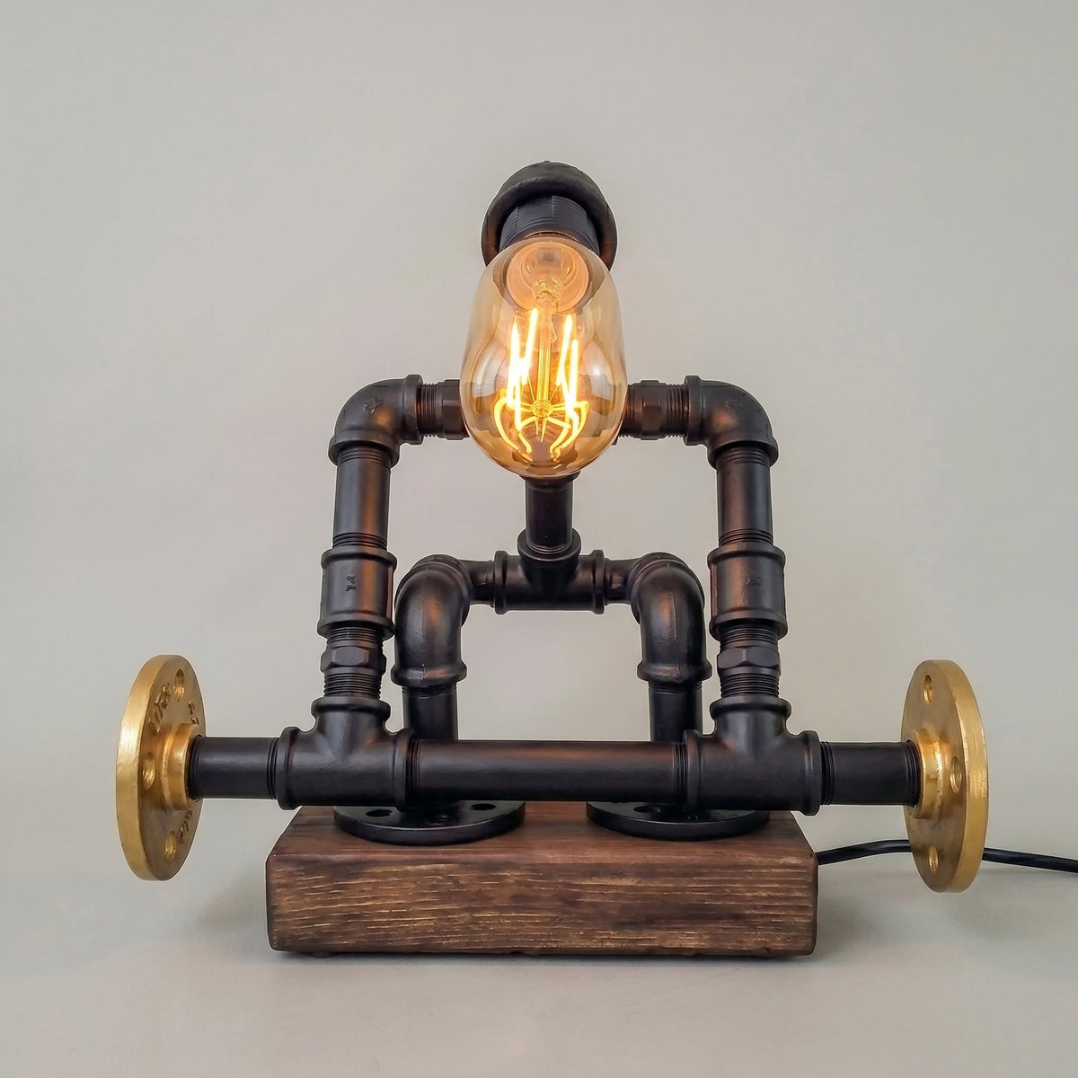 Der Kraftprotz Weightlifter Pipe Table Lamp