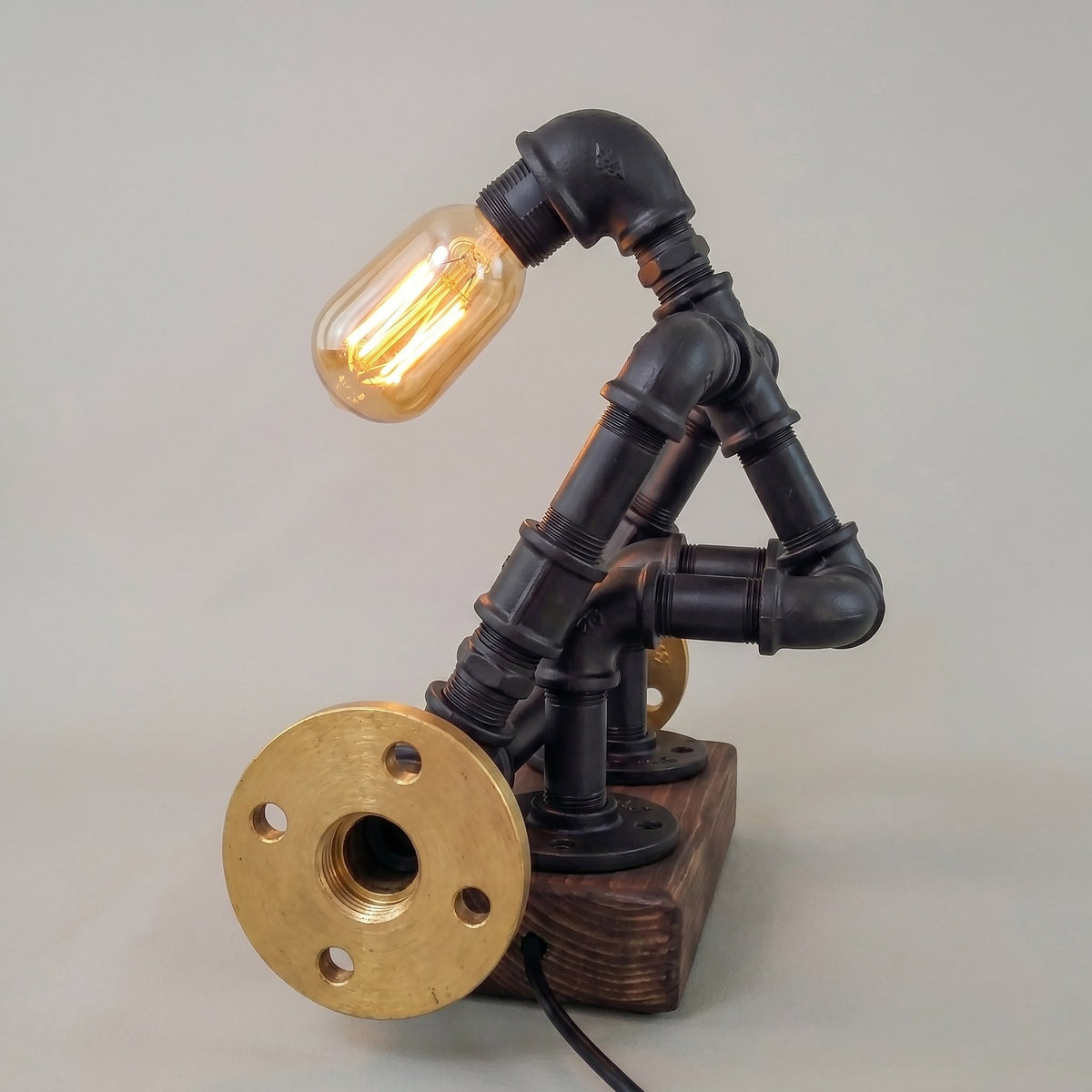Der Kraftprotz Weightlifter Pipe Table Lamp