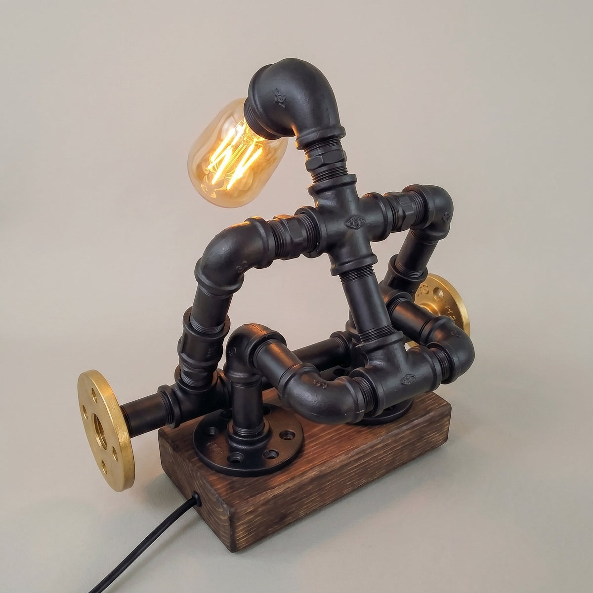 Der Kraftprotz Weightlifter Pipe Table Lamp