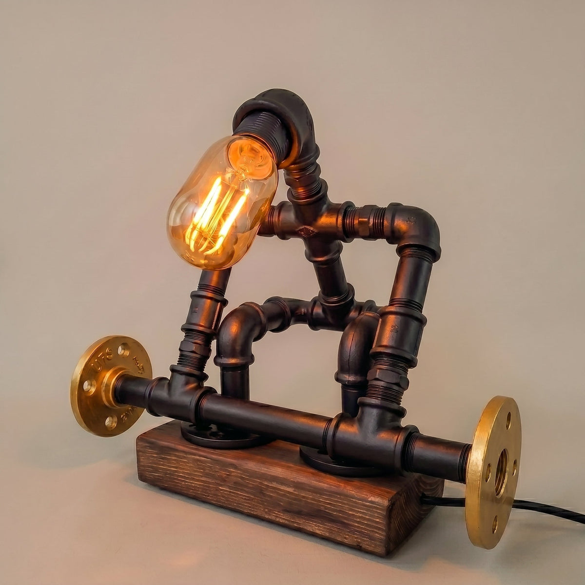 Der Kraftprotz Weightlifter Pipe Table Lamp