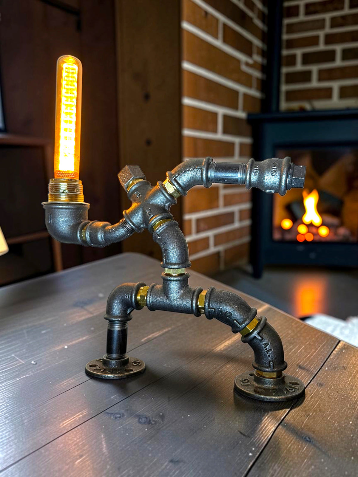 IronPunky Hampelmann Tischleuchte aus schwarzem Industrierohr mit Edison-Glühbirne im rustikalen Design