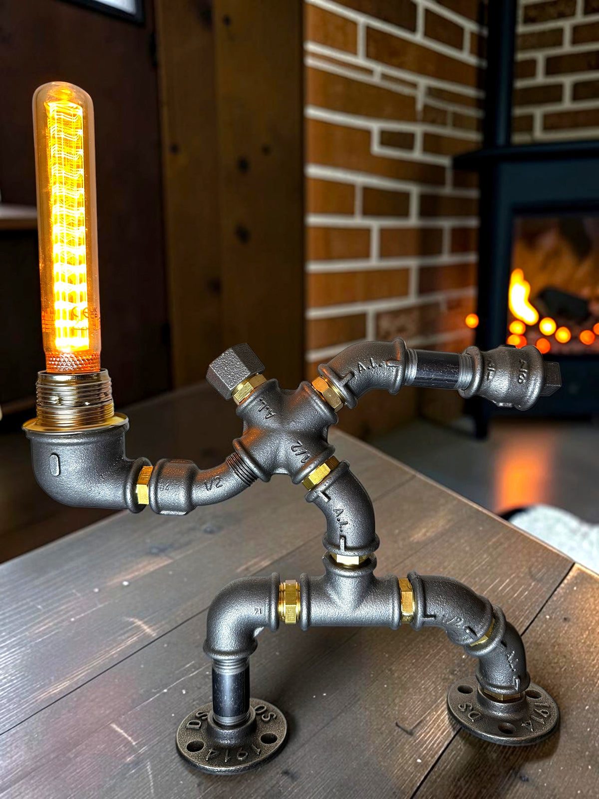 IronPunky Hampelmann Tischleuchte aus schwarzem Industrierohr mit leuchtender Edison-Glühbirne im Vintage-Stil