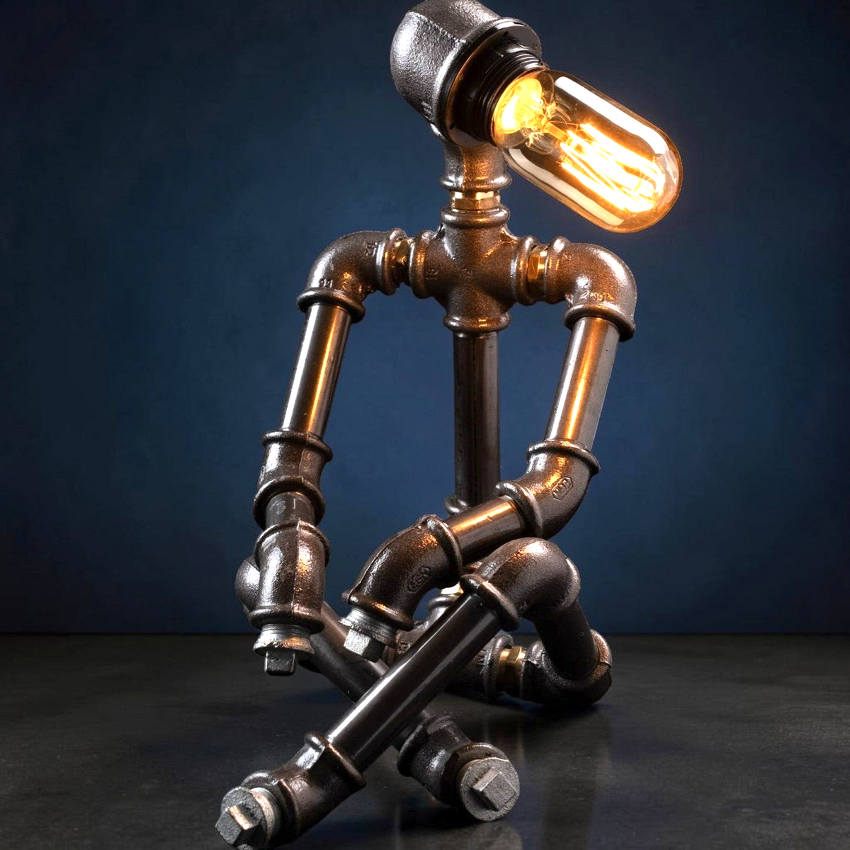 IronPunky Mrs. Midnight Tischlampe im Steampunk-Design aus dunklen Stahlrohren mit warmem Edison-Leuchtmittel
