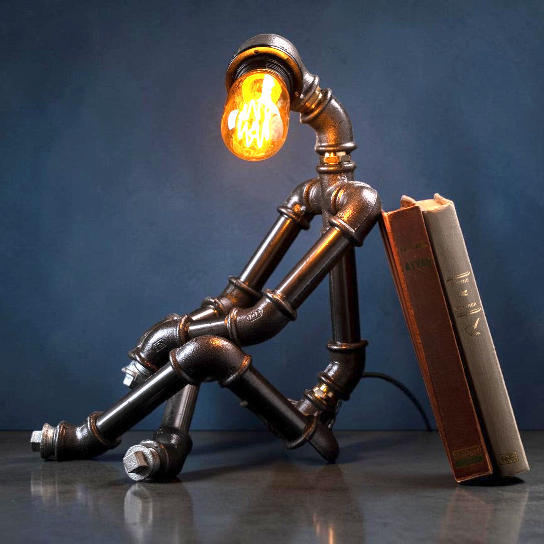 IronPunky Mrs. Midnight Tischlampe aus dunklen Metallrohren im Steampunk-Design mit warmem Edison-Leuchtmittel