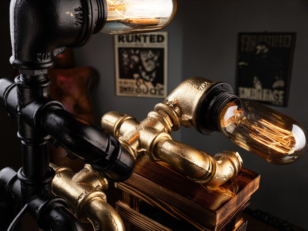 Rückenwind Skulpturale Tischlampe aus Temperguss