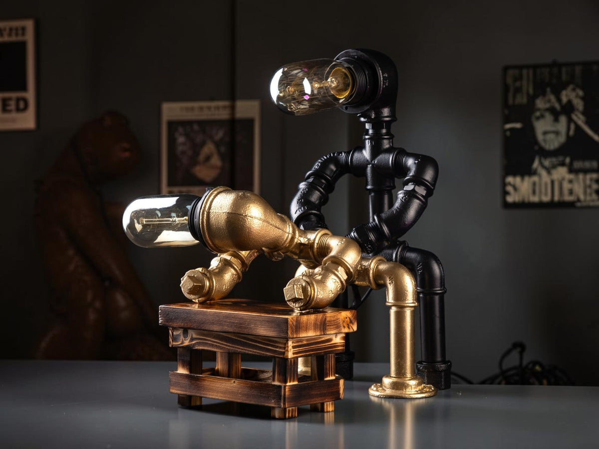 Rückenwind Skulpturale Tischlampe aus Temperguss