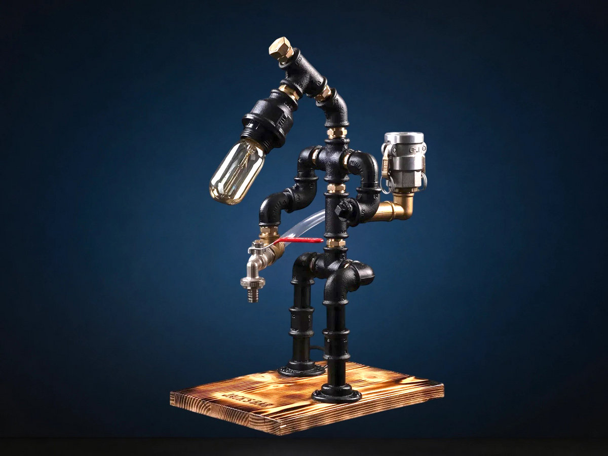 IronPunky Herr der Flammen Spirituosenspender und Lampe aus Kiefernholz und schwarzem Metall im Feuerwehr-Design