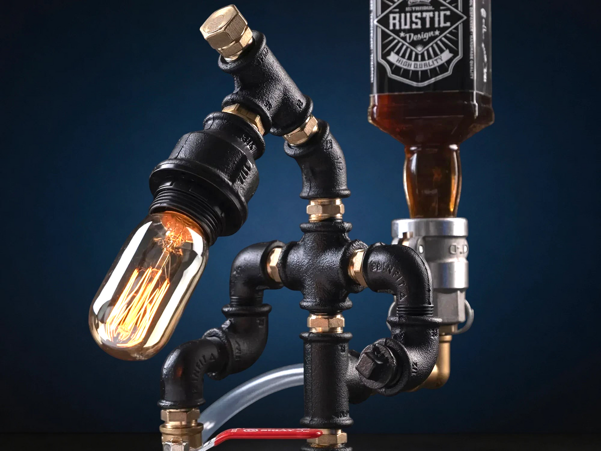 IronPunky Herr der Flammen Spirituosenspender und Lampe im Feuerwehr-Design aus Metall und Holz mit Edison-Birne