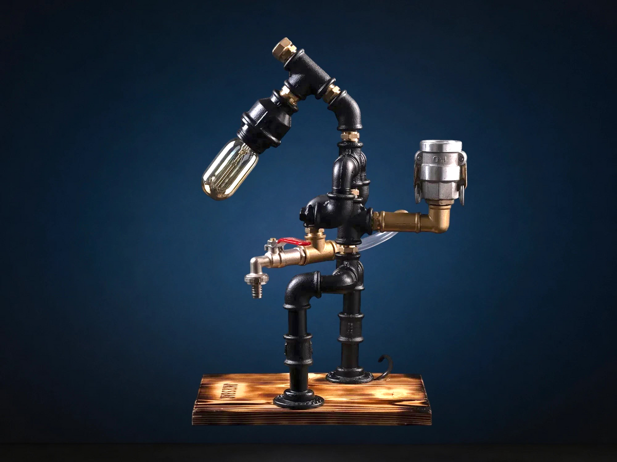 IronPunky Herr der Flammen Spirituosenspender und Lampe im Feuerwehr-Design aus Kiefernholz und Metall