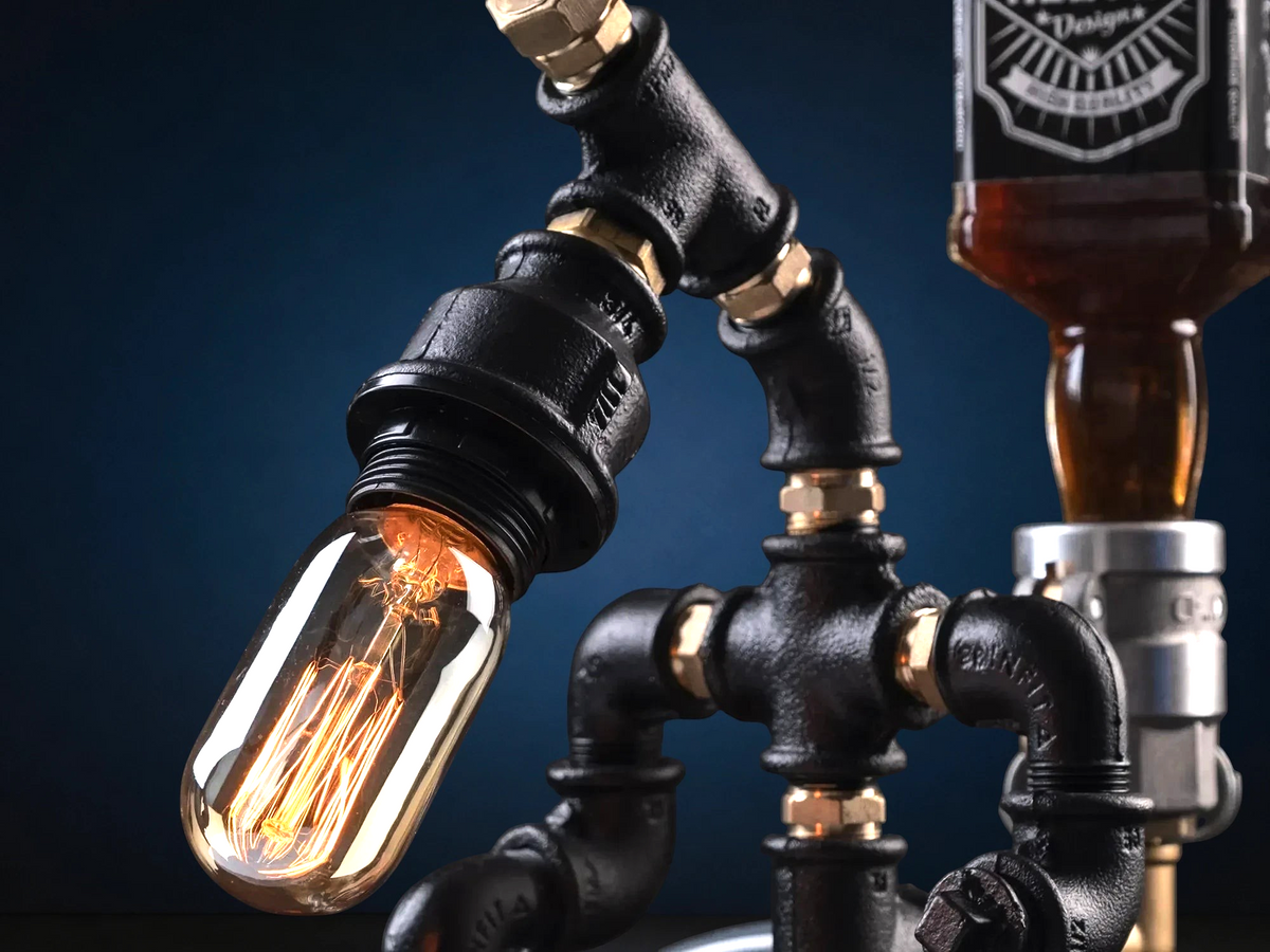 IronPunky Spirituosenspender im Feuerwehr-Design aus Metallrohren mit Edison-Lampe und Kiefernholzsockel