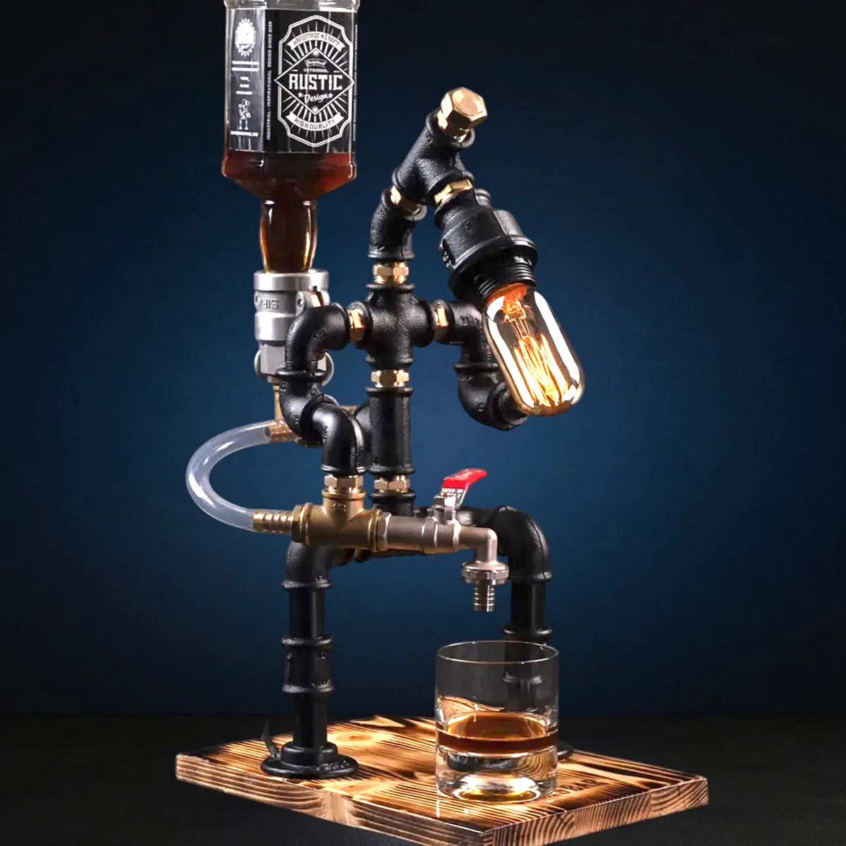 IronPunky Spirituosenspender im Feuerwehr-Design aus Metallrohren und Kiefernholz mit Edison-Lampe und Zapfhahn
