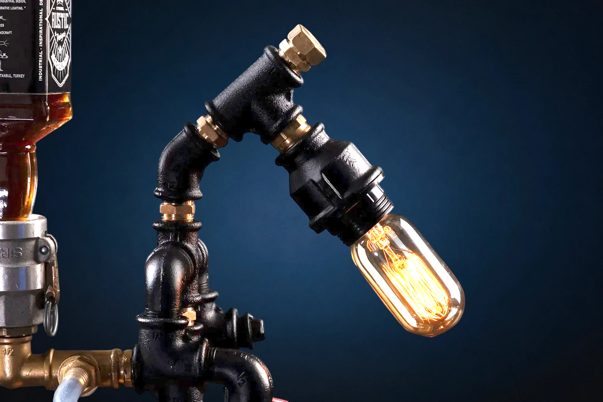 IronPunky Herr der Flammen Spirituosenspender und Lampe im industriellen Feuerwehr-Design mit Edison-Glühbirne