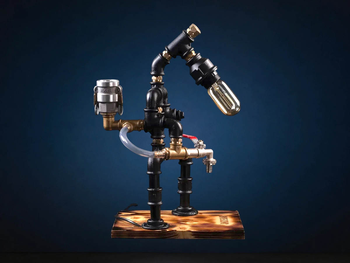 IronPunky Herr der Flammen Spirituosenspender und Lampe aus Kiefernholz, Metall und Messing im Feuerwehr-Design