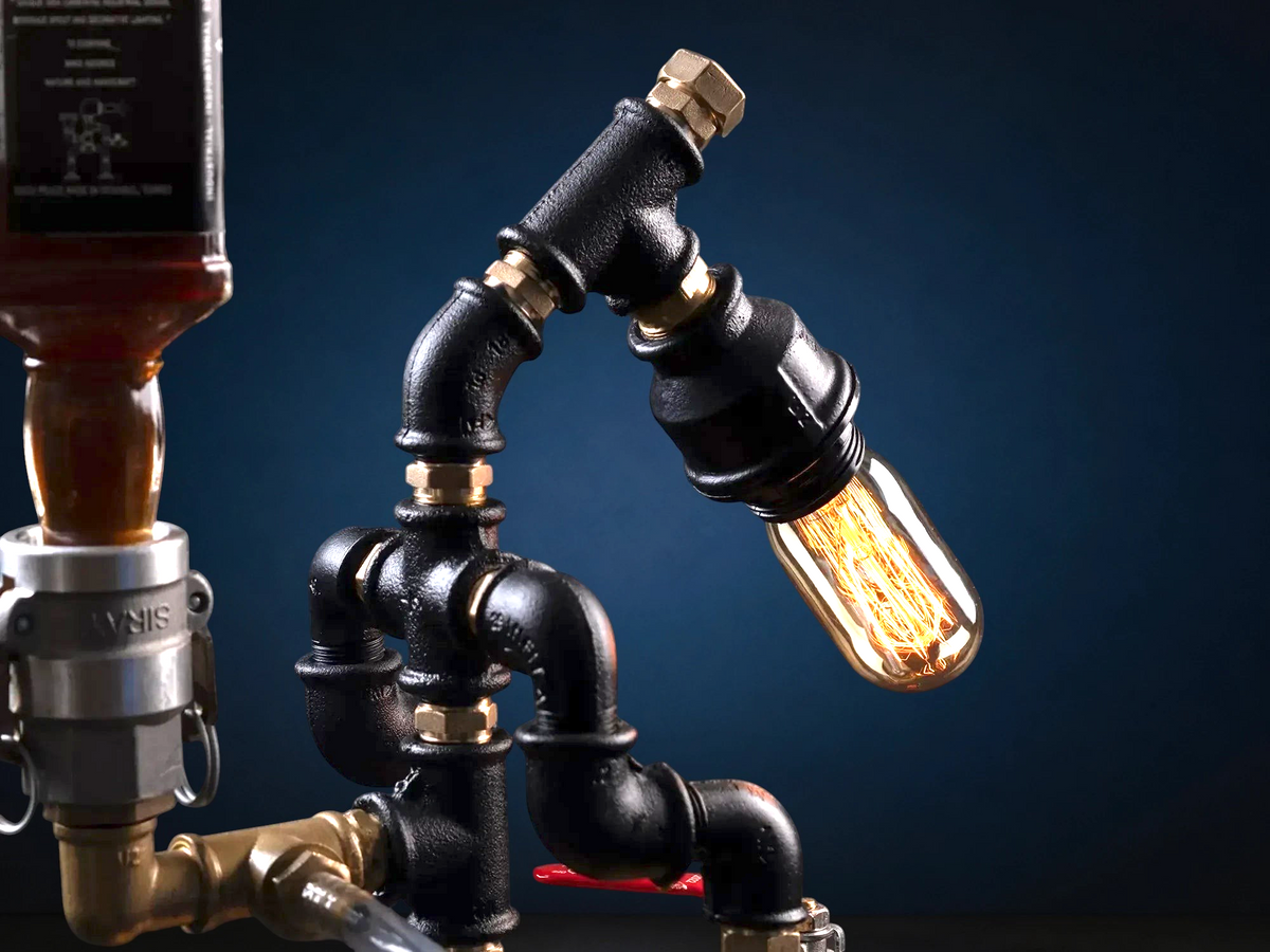 IronPunky Herr der Flammen Spirituosenspender aus Metallrohren mit Edison-Lampe im Feuerwehr-Design