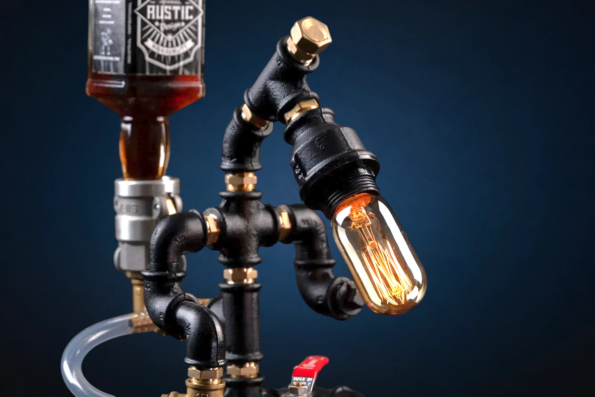 IronPunky Herr der Flammen Spirituosenspender aus Metallrohren mit Edison-Lampe und Zapfhahn im Feuerwehr-Design