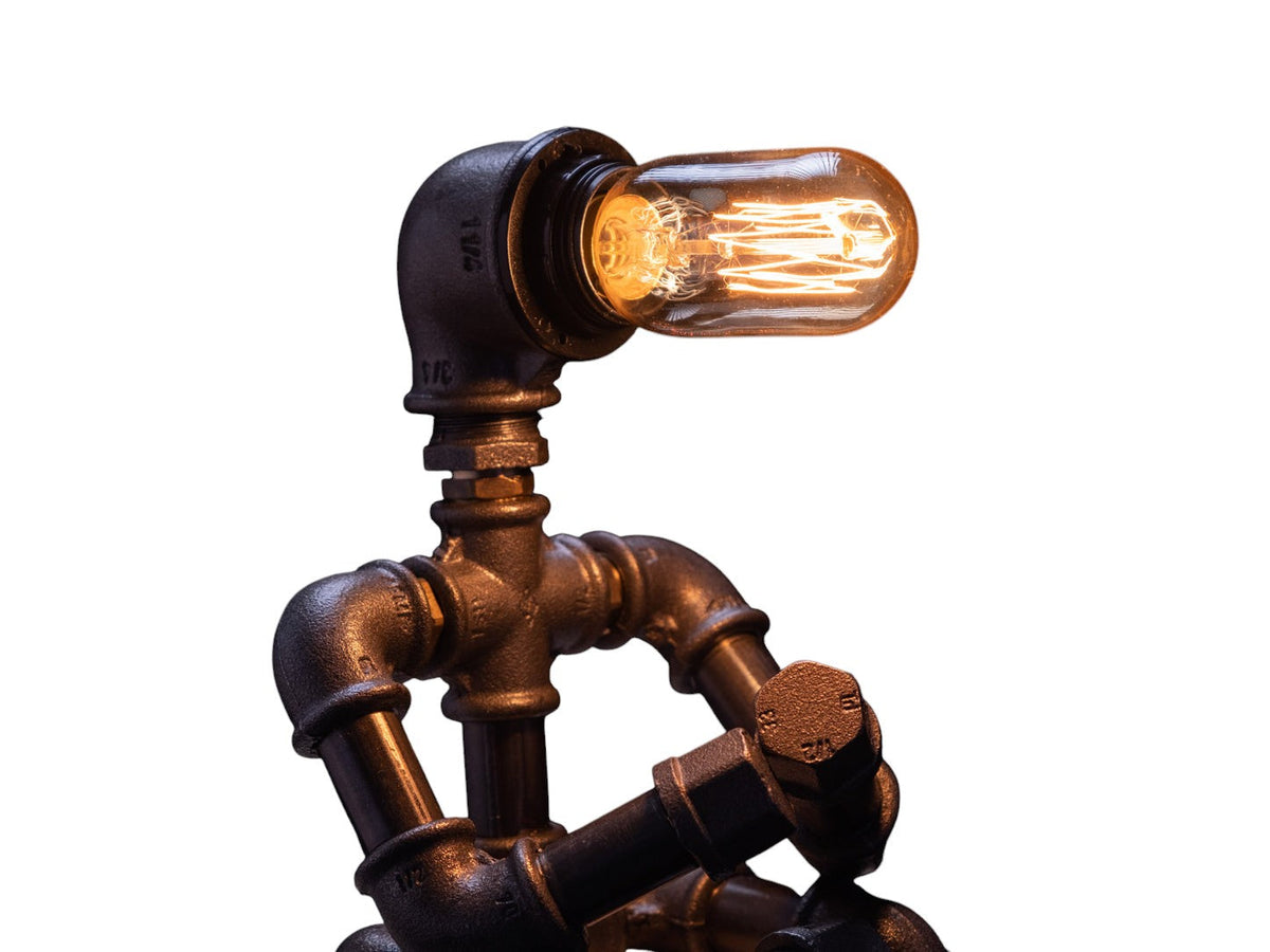 IronPunky Kapitelträumer Tischlampe aus schwarzem Temperguss mit warm leuchtender Edison-Glühbirne im Industriedesign