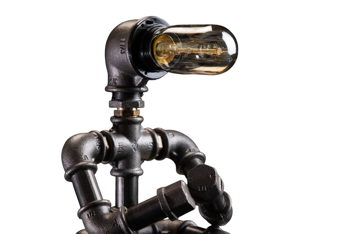 IronPunky Kapitelträumer Tischlampe aus schwarzem Temperguss mit rustikaler Amber-Glühbirne im Industriedesign