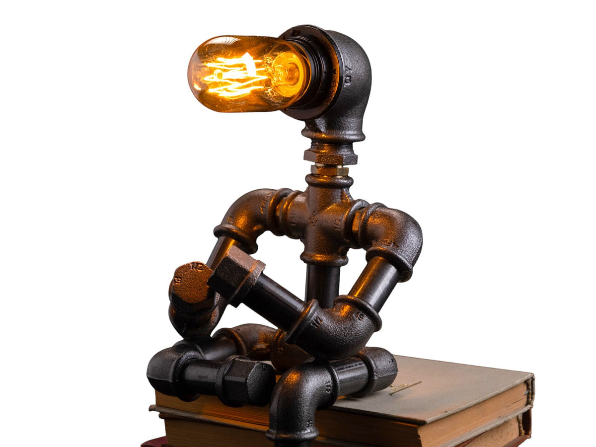 IronPunky Kapitelträumer Tischlampe aus schwarzem Temperguss in Form einer lesenden Figur mit warmem Edison-Licht